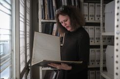 Monika Borgmann consulte un registre qui fait partie des archives d’UMAM D&R. João Sousa / L'Orient-Le Jour
