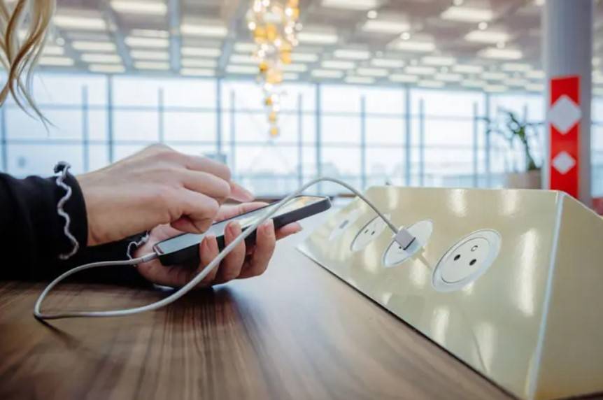 Prises USB publiques : prudence face aux piratages