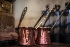 Les « rakwés » traditionnelles en cuivre sur le comptoir de Café Younes à Badaro. Photo João Sousa