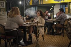 Des clients partageant un repas et un narguilé au restaurant Dar Beirut à Gemmayzé, le 13 janvier 2023. Photo João Sousa