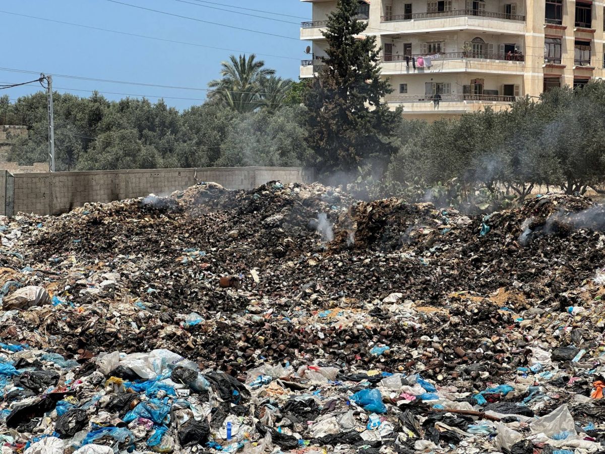 Des Gazaouis vivent près d’énormes tas de déchets, déplore l’Unrwa