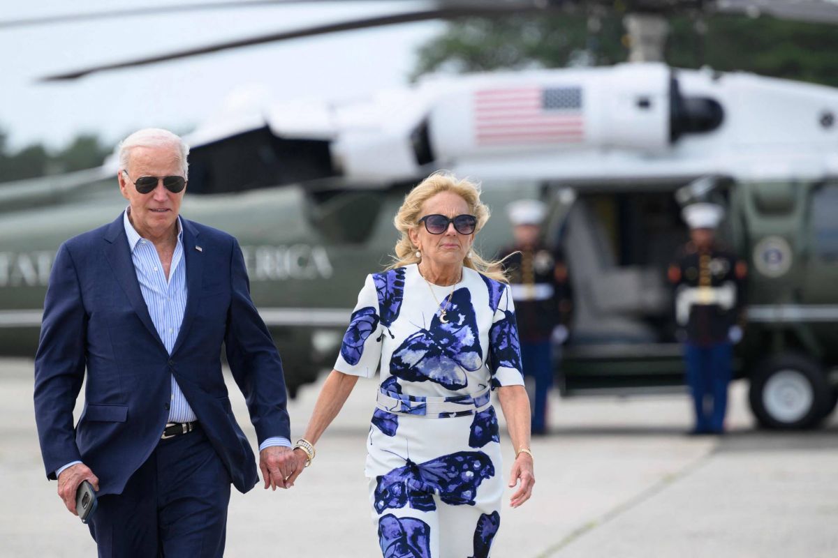 Biden tente de rassurer face aux voix l’appelant à se retirer