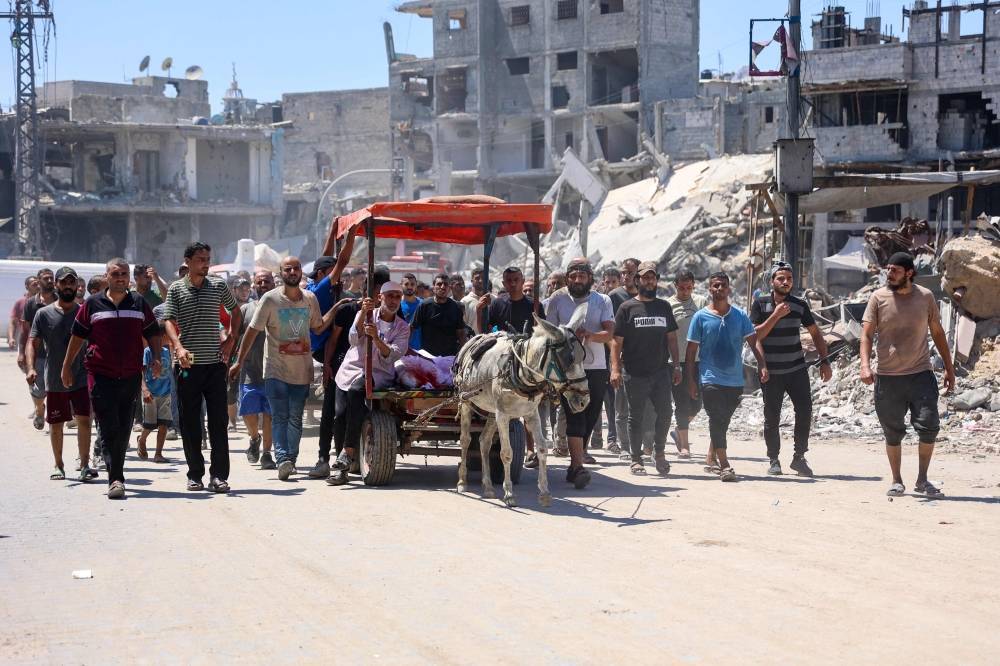 Des chars israéliens en bordure de la zone de refuge d'Al-Mawasi à Rafah, selon des habitants