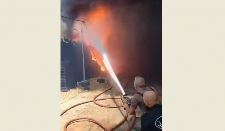 Civil Defense battles large fire in Damour plastic collection site Civil Defense battles large fire in Damour plastic collection site