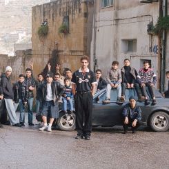 Saint Levant pose avec les jeunes d’un village aux airs palestiniens, en compagnie du jeune rappeur MC Abdul, qui chante avec lui sur une musique de l’album. Source : @saintlevant