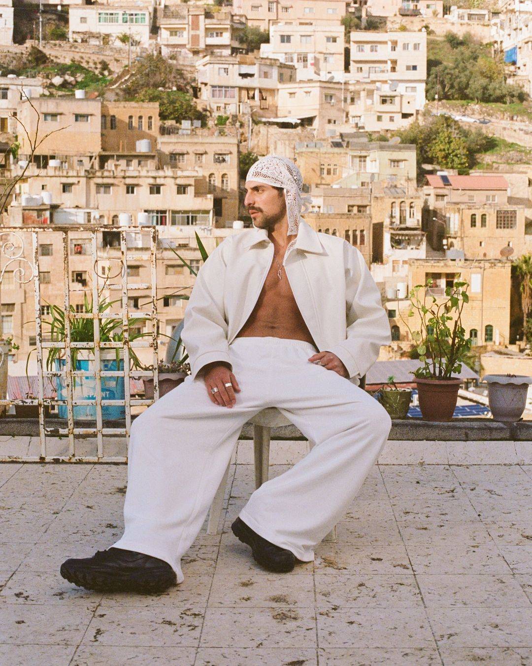 De « lover boy » à symbole de la résistance palestinienne, le tournant artistique de Saint Levant depuis le 7 octobre De « lover boy » à symbole de la résistance palestinienne, le tournant artistique de Saint Levant depuis le 7 octobre