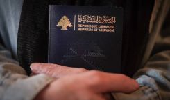 Une femme tenant le passeport libanais. Photo João Sousa