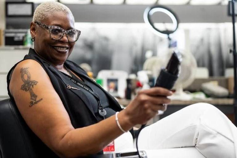 Veronica Baugh, première Afro-américaine coiffeuse pour homme au Congrès américain