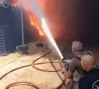 Important feu à Damour, sur un site de stockage de matières plastiques