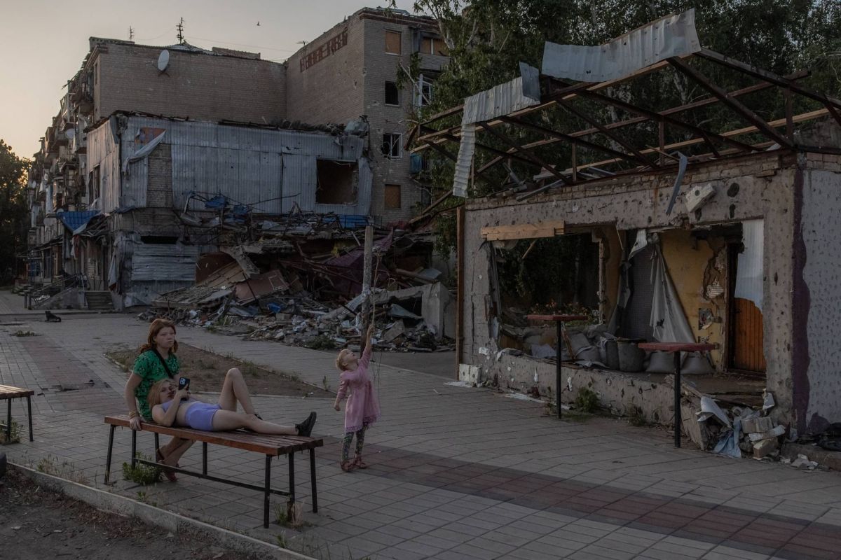 Au moins 4 morts et 40 blessés dans une frappe russe dans l'est de l'Ukraine