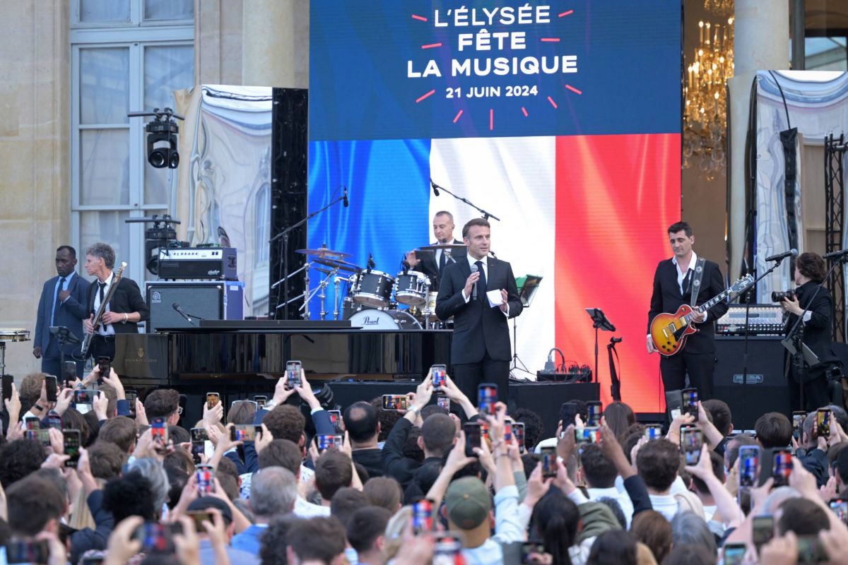 Macron renvoie dos à dos les extrêmes et appelle à voter contre