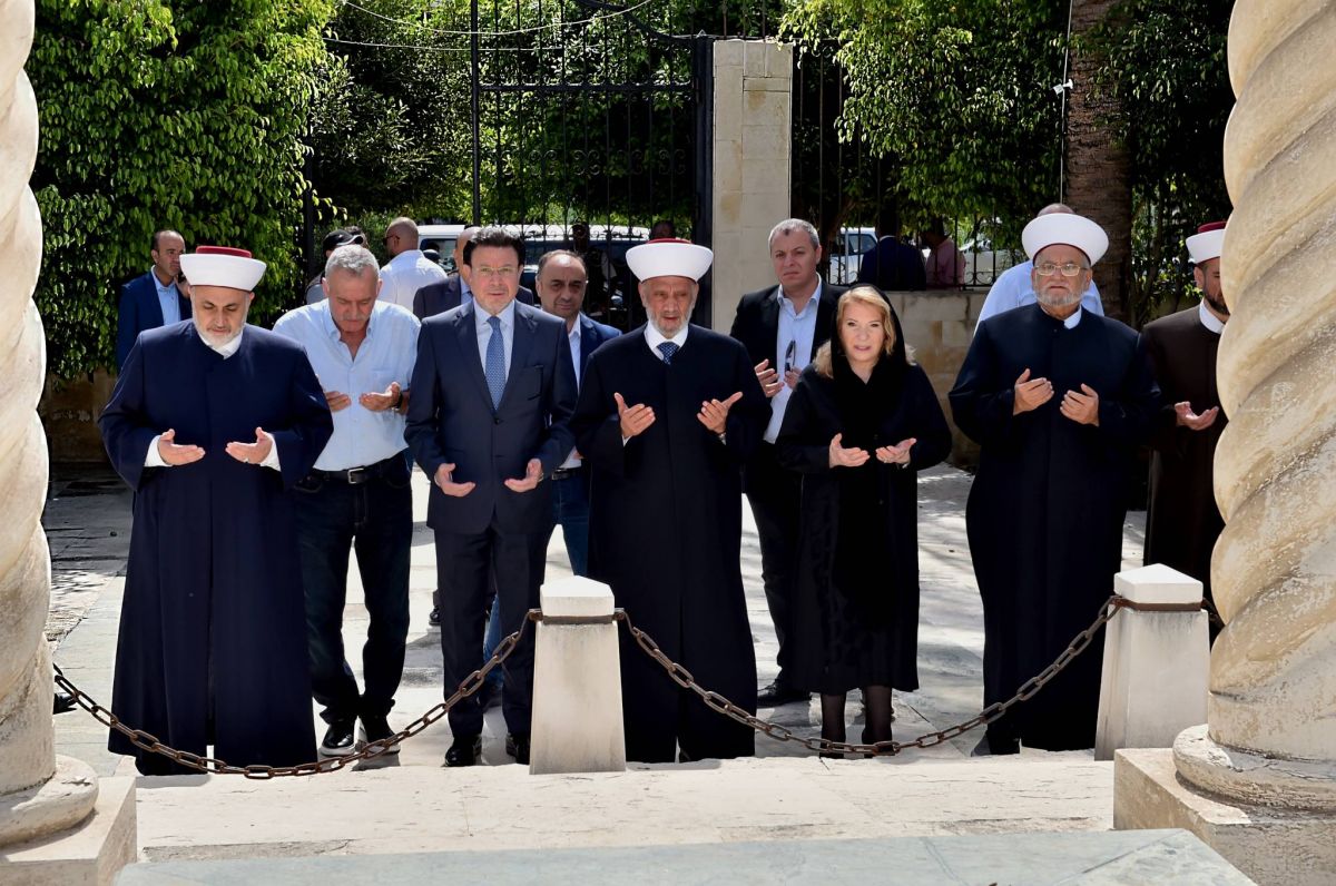 Le mufti de la République et Leila Solh Hamadé inspectent les travaux à la mosquée de l’imam al-Ouzaï