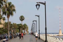 Des personnes marchent sur la promenade du bord de mer à Aïn el-Mreissé à Beyrouth, le 21 juin 2024. Anwar Amro/AFP
