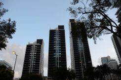 Trois immeubles de copropriété photographiés à Beyrouth en 2024. Sandrine Frem et Pao Ibrahim/L’Orient Today