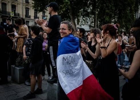 La gauche en tête, la vague d'extrême droite limitée, pas de majorité absolue