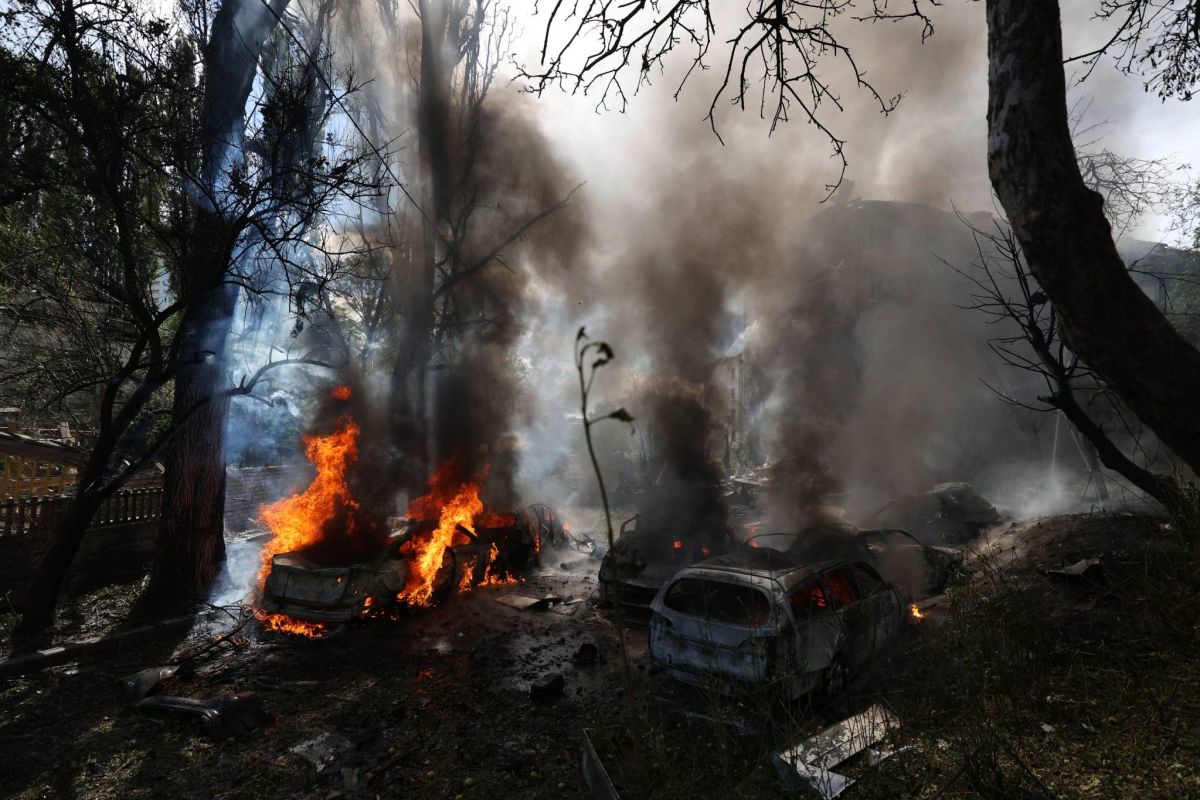 Frappes russes massives sur les villes ukrainiennes, des dizaines de morts Frappes russes massives sur les villes ukrainiennes, des dizaines de morts