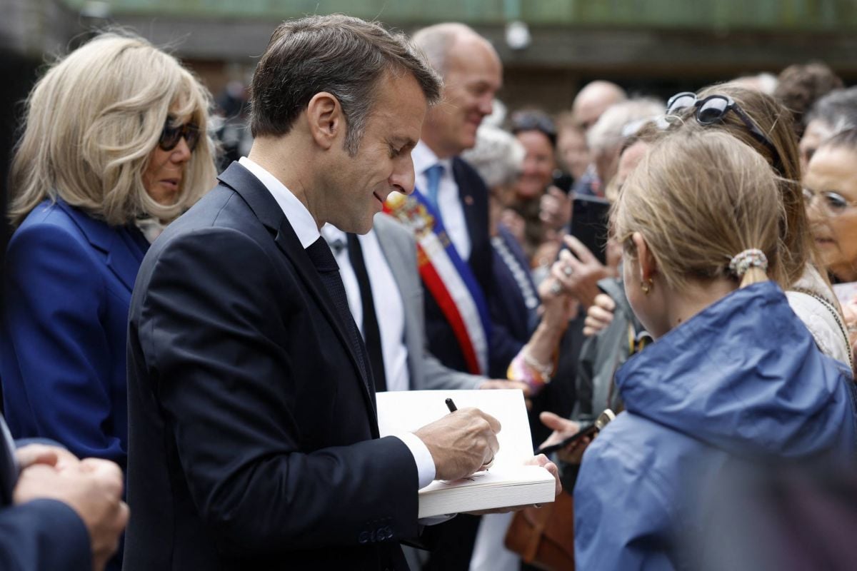 Macron demande à son gouvernement de rester provisoirement