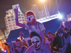 Deux manifestants portant des masques lors d'un rassemblement sur la place des Martyrs dans le cadre du soulèvement populaire au Liban. 2019. Photo Matthieu Karam
