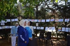 Les sœurs Chaima et Fatmé, dont le père a disparu il y a dix ans, photographiées dans le jardin du centre Bouzrat kheir, le 10 juillet 2024 dans la Békaa, au Liban. Photo Emmanuel Haddad