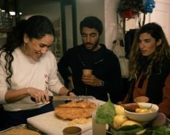 Entre bénévoles ou amis, Nesreen mêle gastronomie et activisme. Photo DR