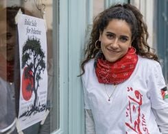 La cheffe pâtissière devant les locaux d'un restaurant parisien. Photo DR