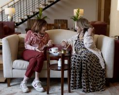 May Makarem et Viviane Ghanem se retrouvent à l'hôtel Phoenicia en juin 2024 à l'occasion des 100 ans de « L’Orient-Le Jour ». Photo Jad Abou Jaoudé