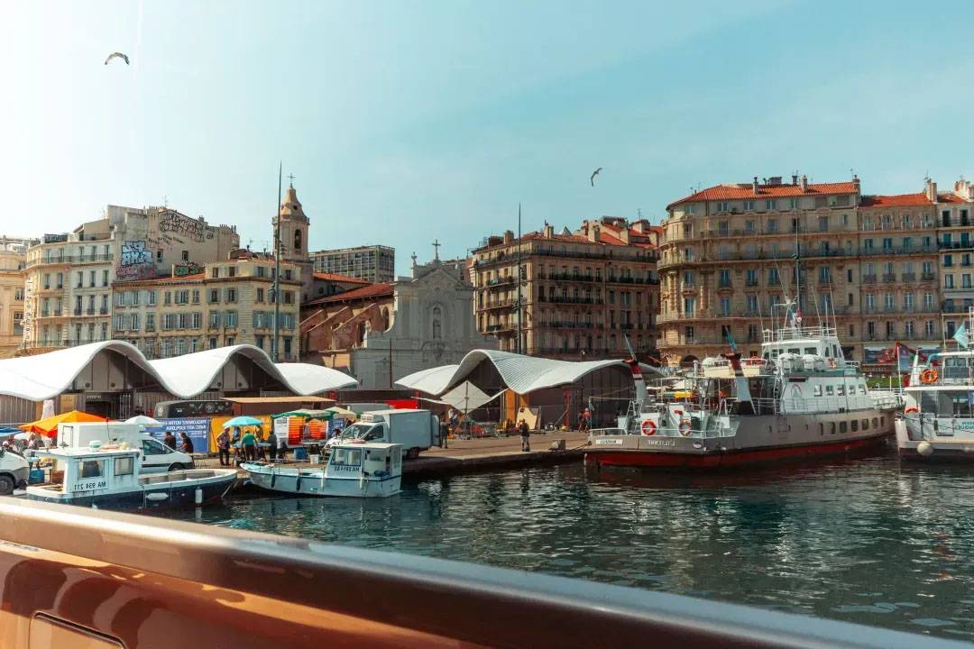 De l'art à contre-courant, en attendant de rejoindre le port de Beyrouth