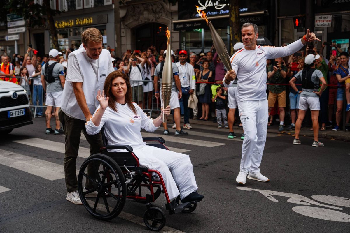 Blessés au Liban, les journalistes Christina Assi et Dylan Collins portent la flamme olympique Blessés au Liban, les journalistes Christina Assi et Dylan Collins portent la flamme olympique