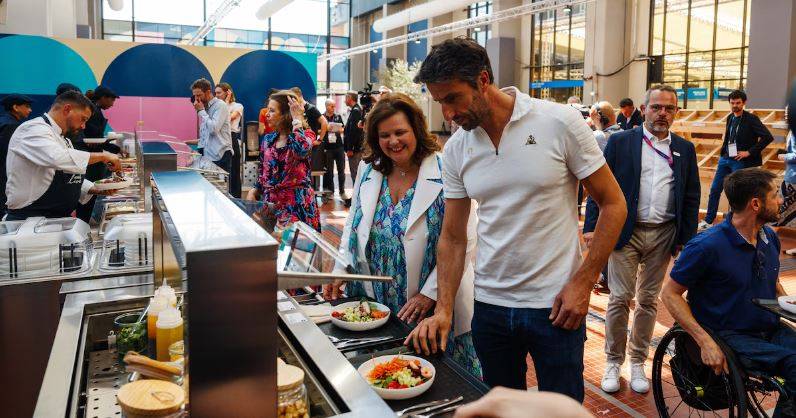 Le « plus grand restaurant du monde » pas au goût de tous Le « plus grand restaurant du monde » pas au goût de tous