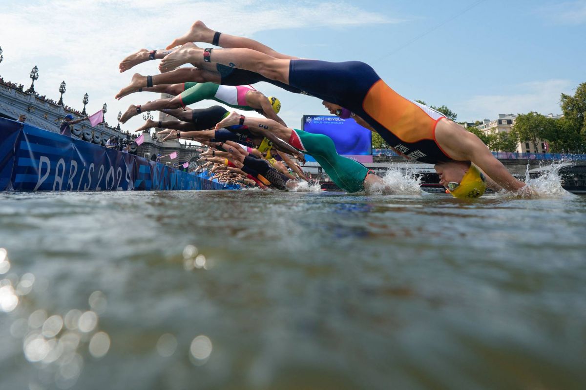 Après les sueurs froides, les triathlètes sont entrés en Seine
