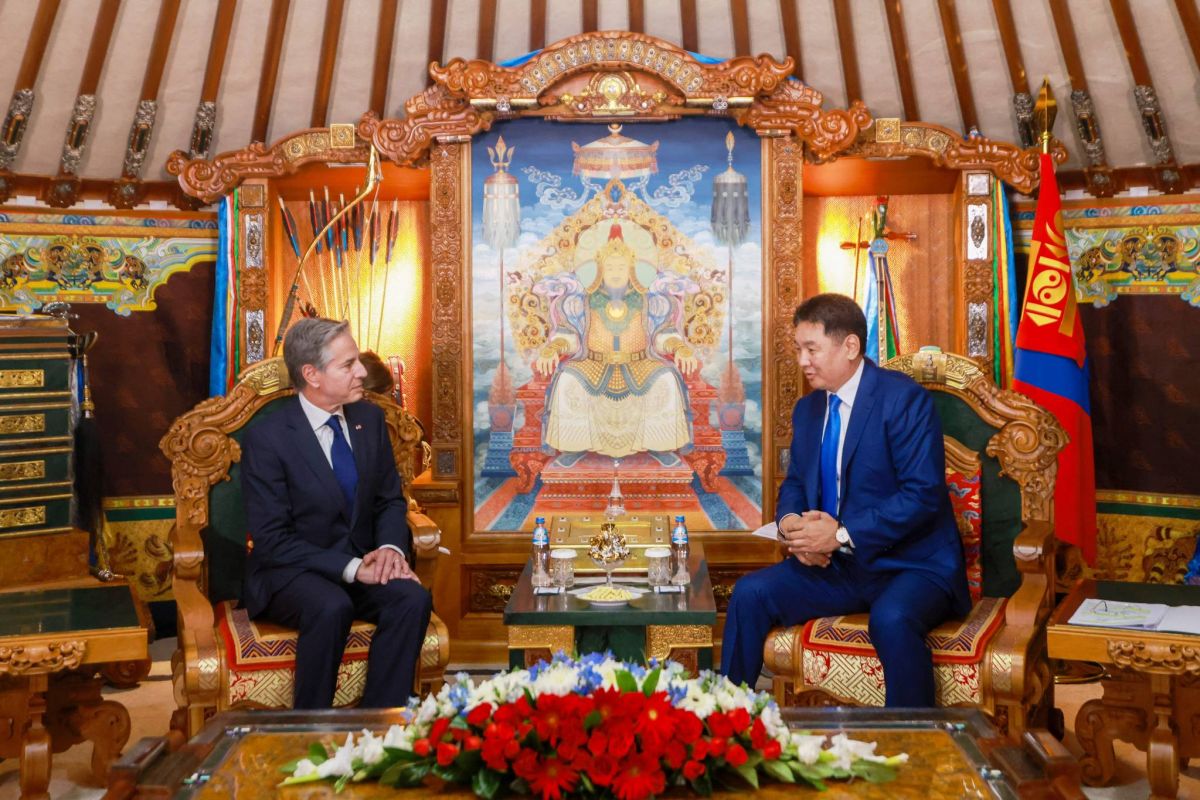 Blinken calls on 'all parties' in Middle East to 'stop escalatory actions' Blinken calls on 'all parties' in Middle East to 'stop escalatory actions'