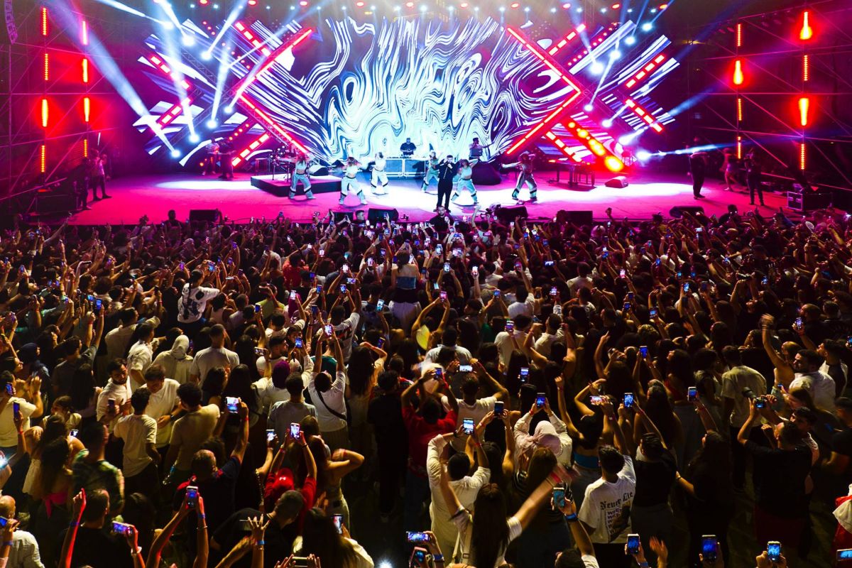 Meanwhile in Beirut... the Party Continues, or does it? Meanwhile in Beirut... the Party Continues, or does it?