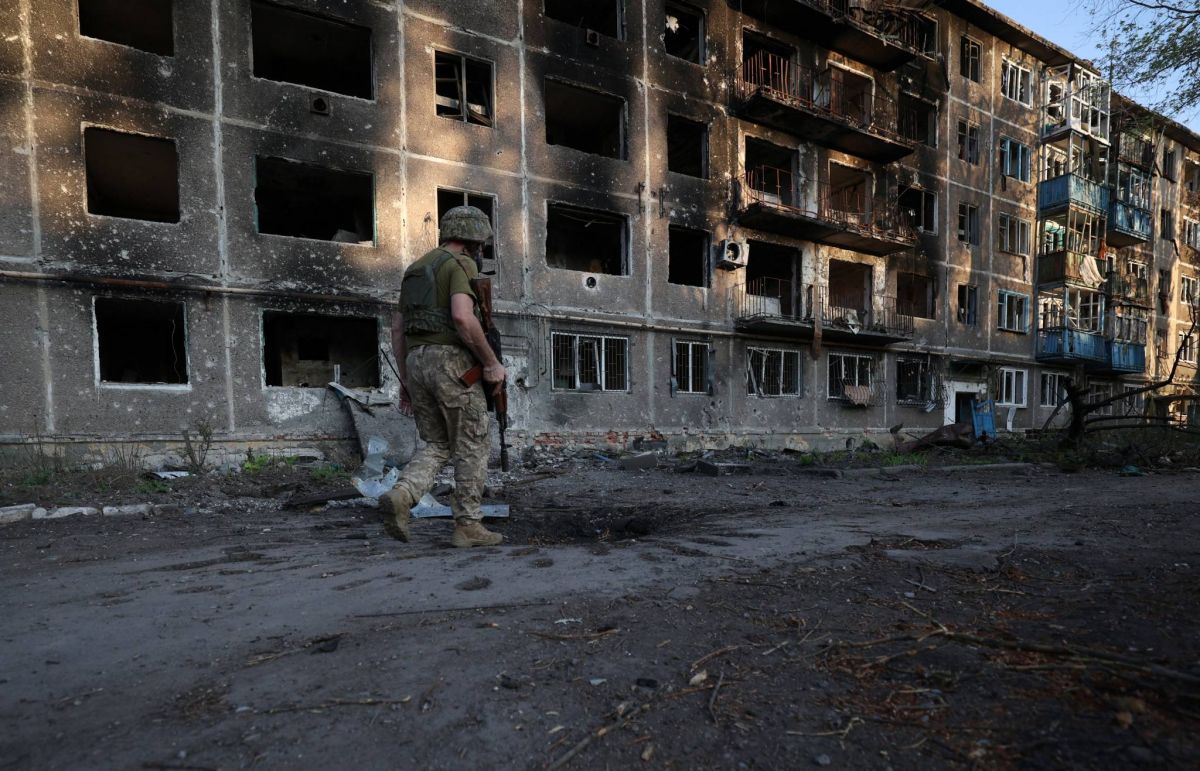 L'Ukraine affirme avoir frappé un aérodrome russe et un dépôt pétrolier L'Ukraine affirme avoir frappé un aérodrome russe et un dépôt pétrolier