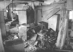 Les locaux dévastés de L'OLJ à Hamra après le bombardement israélien du 4 août 1982. Archives OLJ