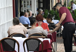 Un serveur dans un restaurant aux États-Unis. Il s'agit de l'un des jobs d'été les plus exercés par les étudiants turcs sur place. Photo d'illustration AFP