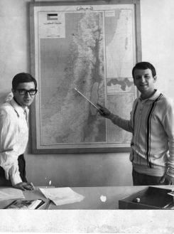 Nagib Aoun et Marwan Hamadé devant une carte de la Palestine. Année inconnue, archives L’Orient-Le Jour