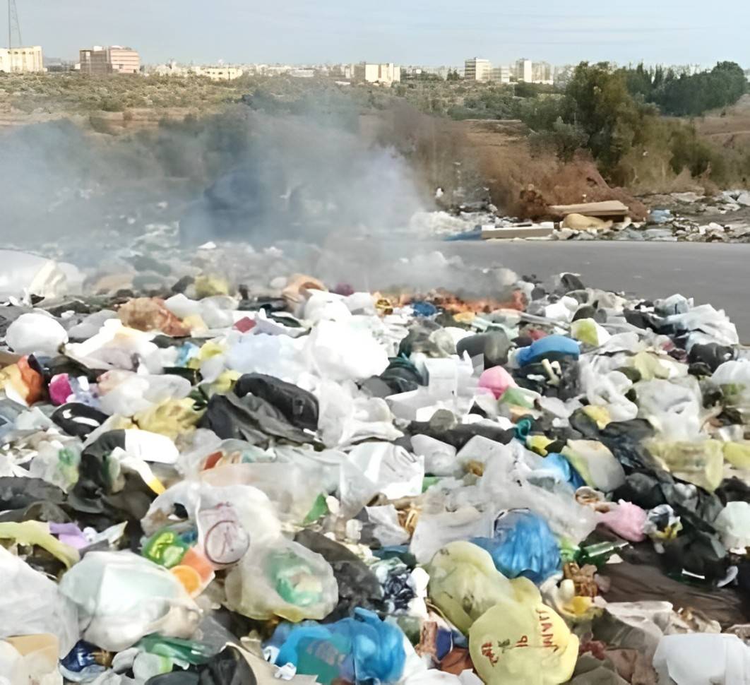 La municipalité de Tripoli met en garde contre les risques liés à l'incinération sauvage des déchets