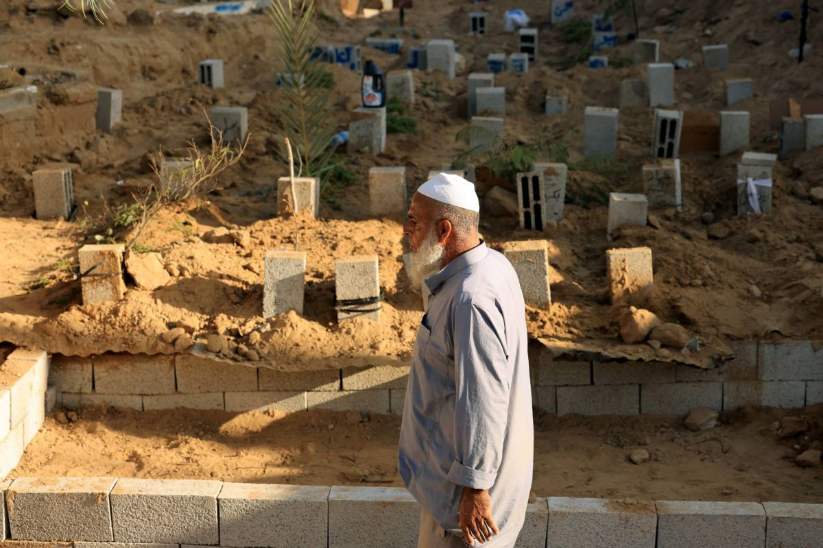 À Gaza, cimetières remplis, tombes superposées et fossoyeurs surmenés