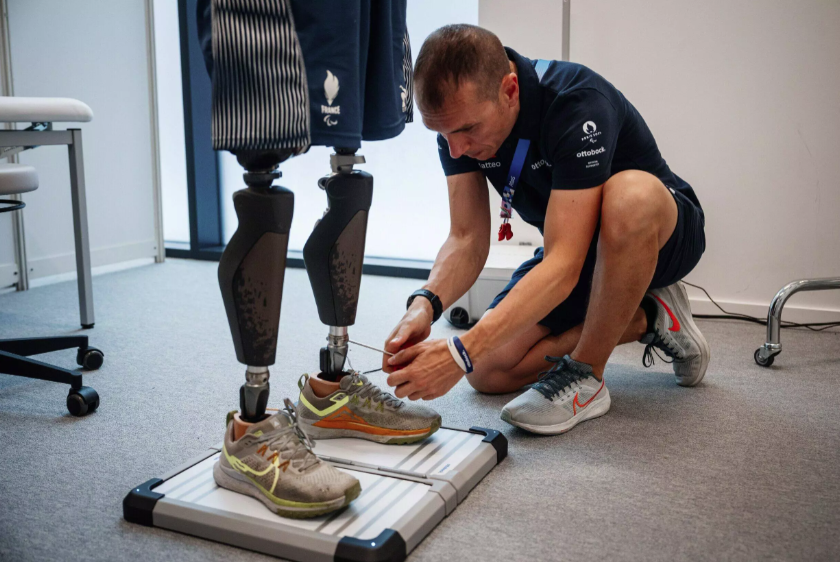 Prothèses et fauteuils roulants, au Village paralympique tout se répare