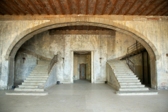 L’entrée de l’hôtel conserve toute sa majesté en dépit des années et des guerres. Photo Michèle Aoun