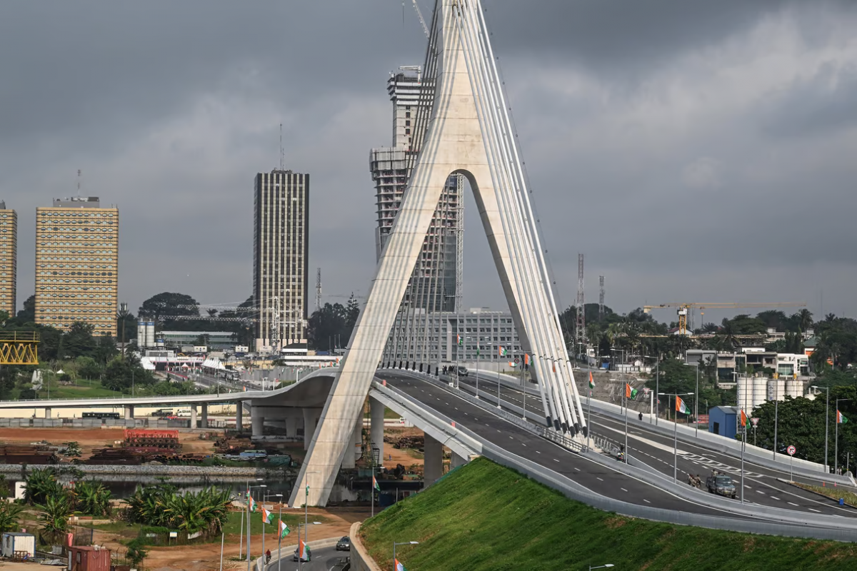 Au moins 8 morts dans l'effondrement d'une mosquée en construction à Abidjan Au moins 8 morts dans l'effondrement d'une mosquée en construction à Abidjan