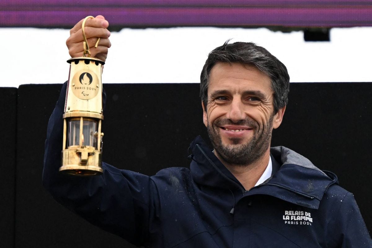 Sous une pluie battante, la flamme des Jeux paralympiques allumée en Angleterre
