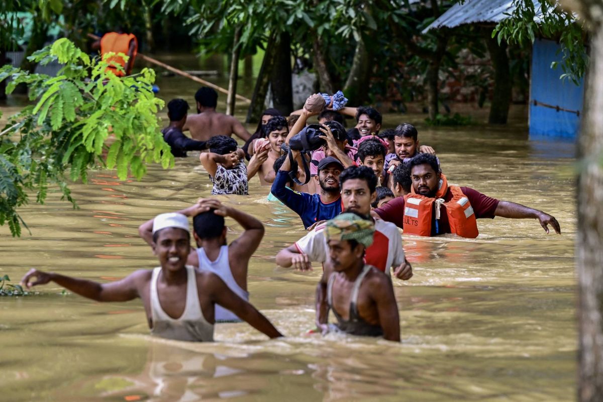 Inondations au Bangladesh: près de 300.000 personnes réfugiées dans des abris