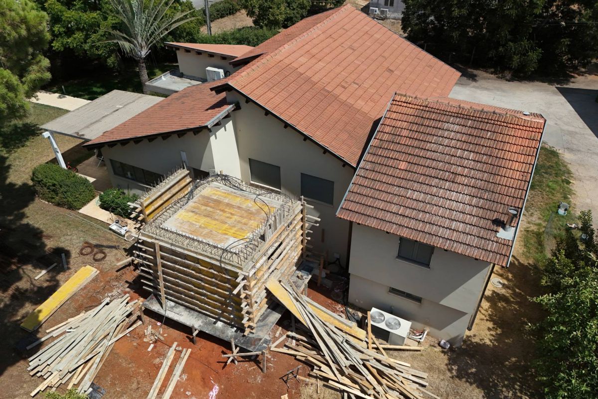 Sous la menace des roquettes, des Israéliens construisent des abris
