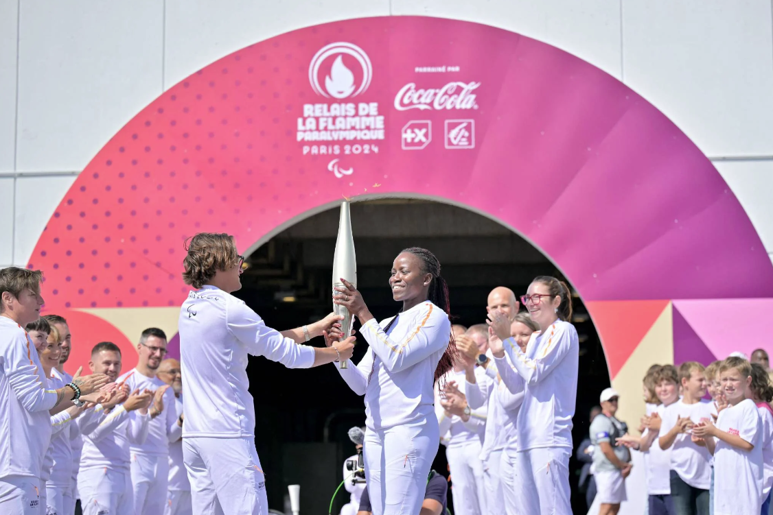 Avec l’arrivée de la flamme paralympique, la France replonge dans l’ambiance des Jeux
