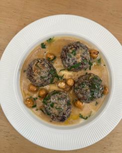 Boulettes de kafta caramélisées avec du tahini tiède et des noisettes grillées. Photo Élisabeth Choucair