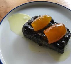 Haloumi maison enveloppé dans des feuilles de vigne, grillé, servi avec de l'écorce d'orange marinée infusée dans de l'origan et de l'huile d'olive. Photo Élisabeth Choucair