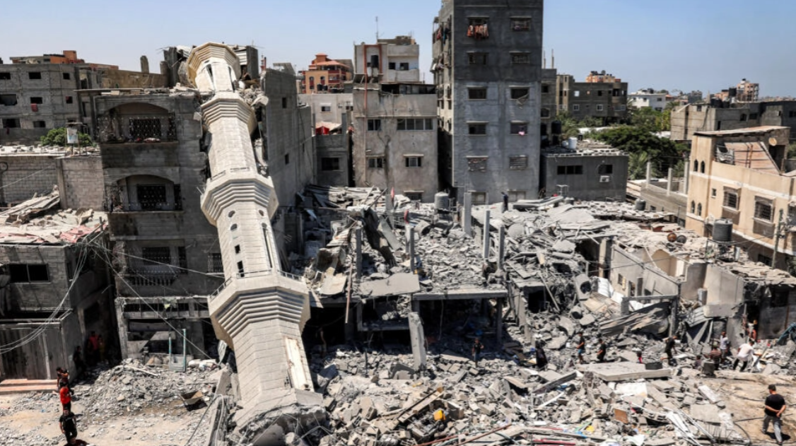 À Gaza, des soldats israéliens brûlent le Coran et détruisent des mosquées À Gaza, des soldats israéliens brûlent le Coran et détruisent des mosquées