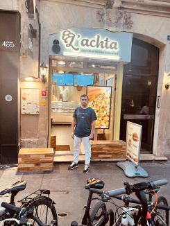 Alex Khoder in front of his establishment. (Credit: L'achta)
