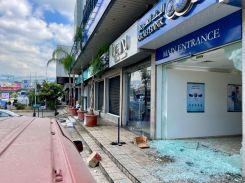 La devanture détruite d'une banque de Dora. Photo Philippe Hage Boutros / L'Orient-Le Jour